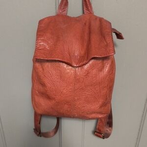 Stylish Leather Backpack in Warm Tan